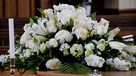 What Flowers to Bring to a Funeral: A Discussion on Symbolism and Personal Expression